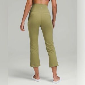 Lululemon Groove Super-High-Rise Crop 23"
Bronze Green